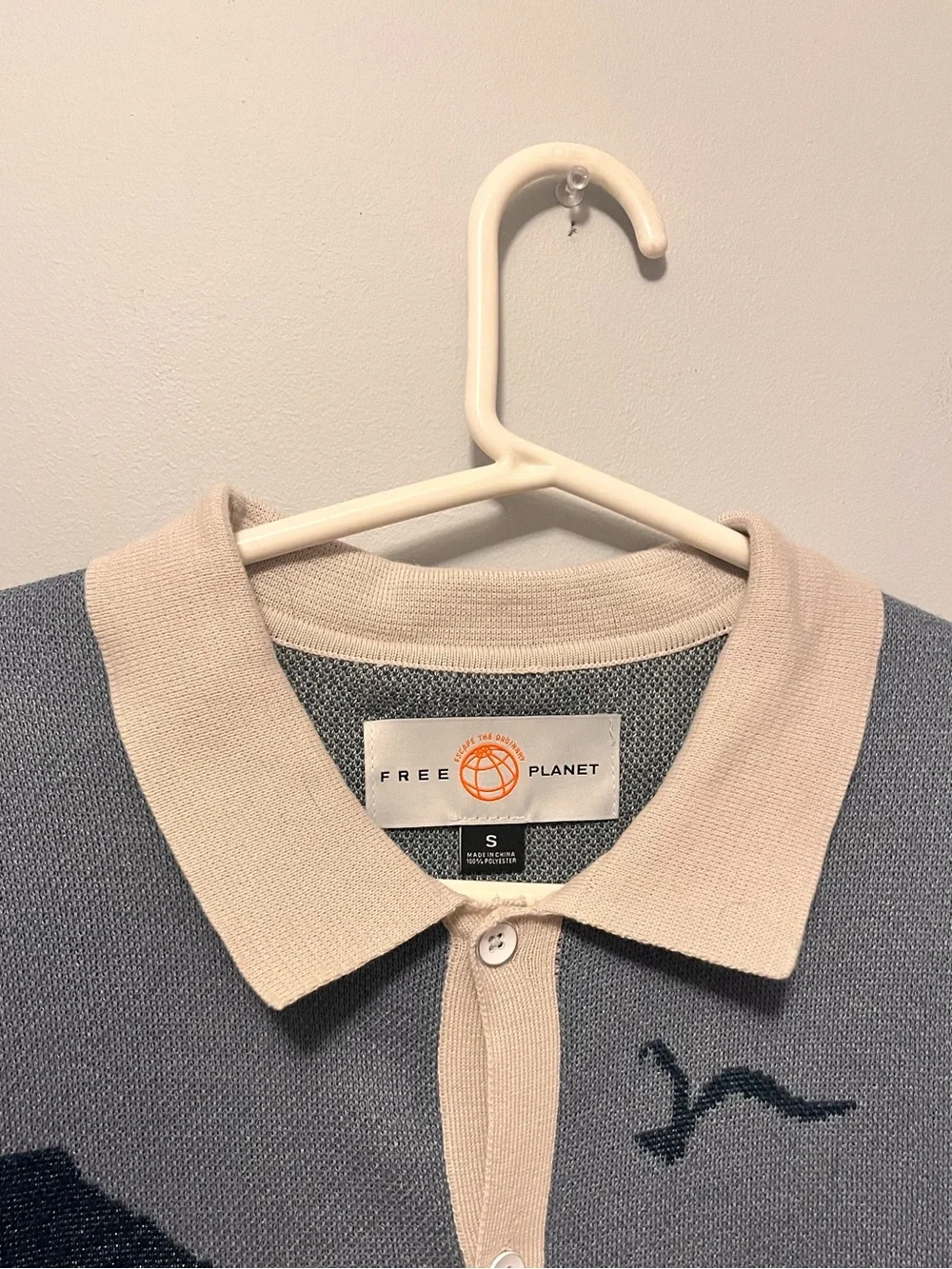 (men’s) 🎉Free Planet Beige & Blue Scenic Landscape Knit Button Up Polo